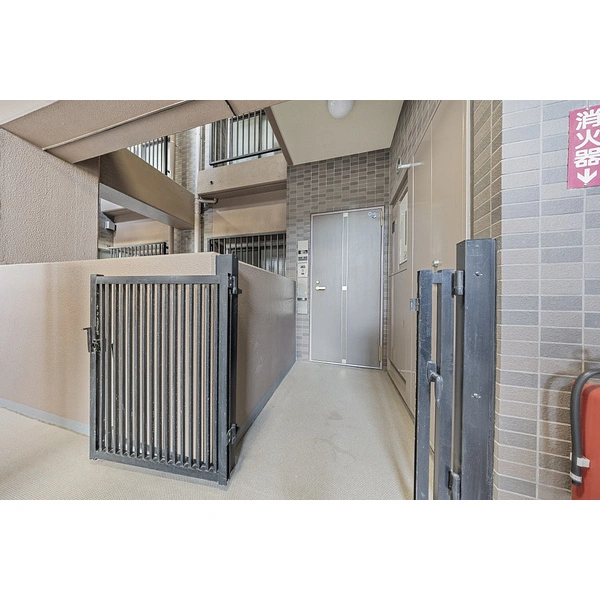 ライオンズヒルズ新松戸 エントランス内メールボックス