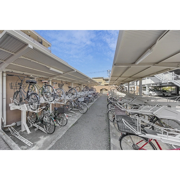 ライオンズヒルズ新松戸 ファミリーマート 松戸幸谷店(コンビニ)まで約200m(徒歩3分)