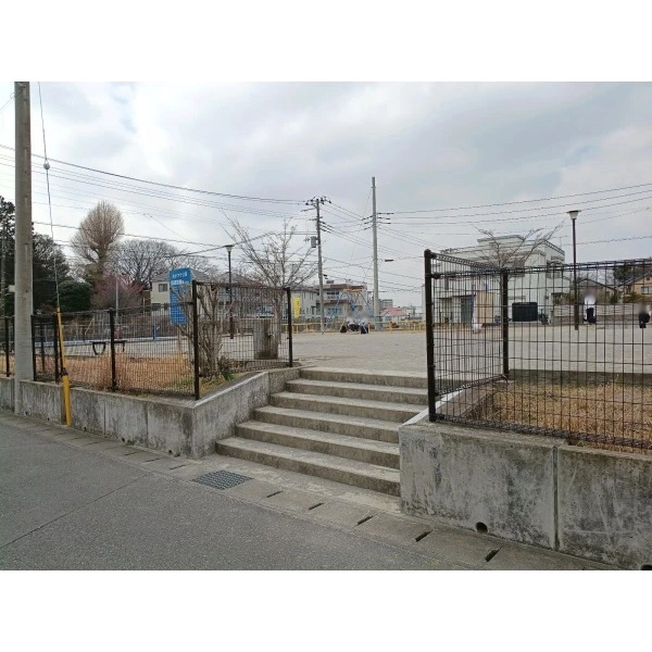 ライオンズヒルズ新松戸 あかつき公園（公園）まで約130m（徒歩2分）