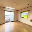 横浜市神奈川区三ツ沢中町 1階にある約11.5畳のリビングです。