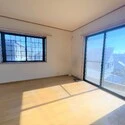 横浜市神奈川区三ツ沢中町 1階にある約9.2畳の洋室です。