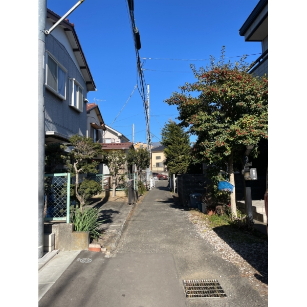 稲城市東長沼 前面道路