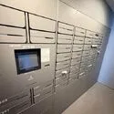 ザ・パークハウスアーバンス早稲田 共用部にあるメールコーナー。宅配ボックスは各階に設けられており、不在時も荷物の受取ができて便利です。