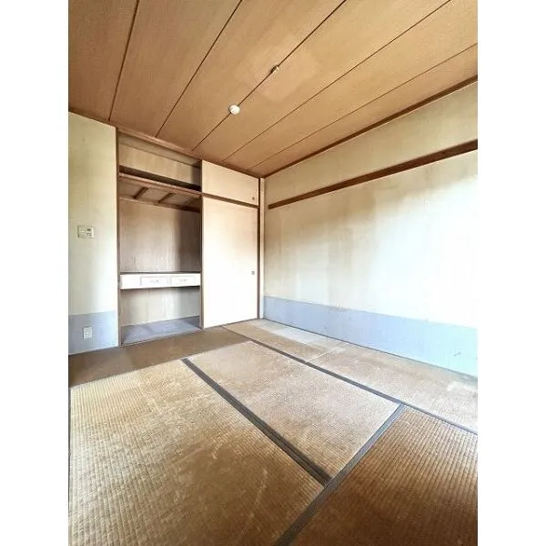 ステイツ鶴ヶ峰 和室、押入れ収納付き。バルコニーからの暖かい陽が入る空間です！