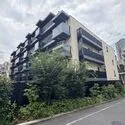 リビオレゾン参宮橋 緑豊かな植栽が彩る、上質感のあるエントランスアプローチ