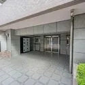 ライオンズシティ幡ケ谷弐番館 ポーチ　不在時に便利な宅配ボックスがあります
