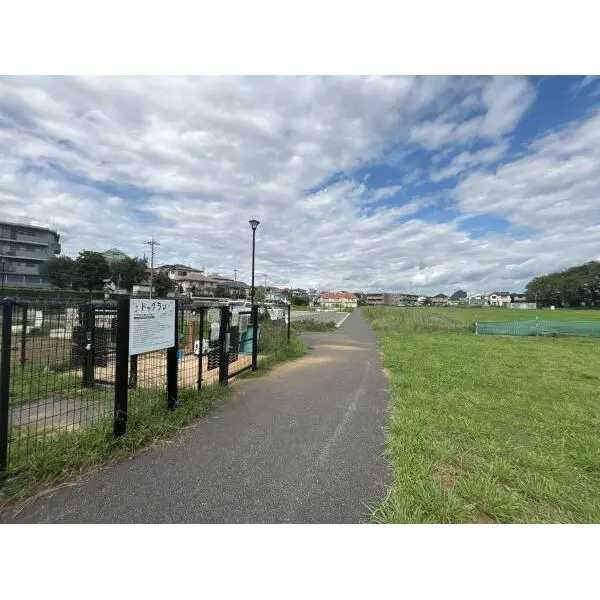 千葉市花見川区横戸町 やちよだい東ニマイル広場（公園）まで約1200m（徒歩15分）