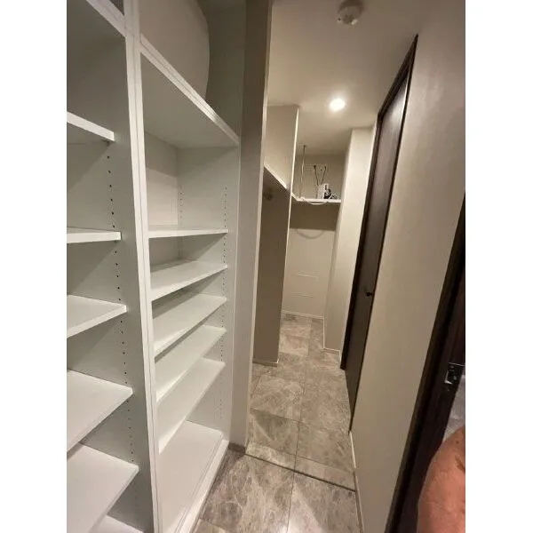 グランレ・ジェイド白壁凛然ノ邸 玄関横納戸