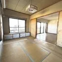 プラハ川崎 ＜和室約6帖＞リビング隣には二面採光の明るい和室があります。