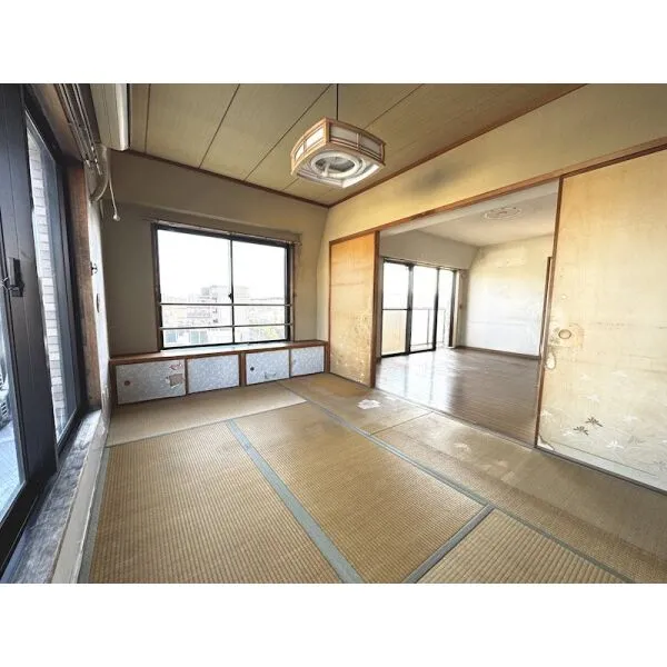 プラハ川崎 <和室約6帖>リビング隣には二面採光の明るい和室があります。