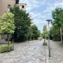 アトラス調布南棟（光の棟） 四季折々の街路樹が居住者を出迎えます