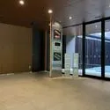 アトラス調布南棟（光の棟） 風除室。各棟に複数エントランスがあるため、お部屋に近い位置のものをご利用いただけます