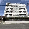 目黒第２コーポラス 低層住宅が並ぶエリアに立地する、落ち着いた雰囲気のマンション。