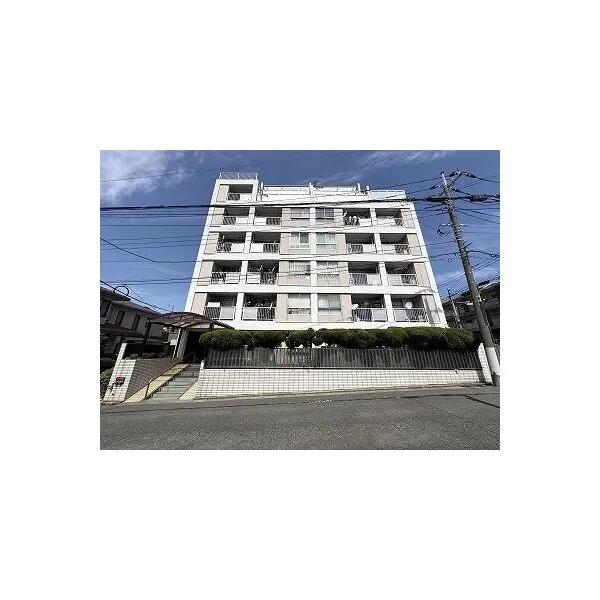 目黒第２コーポラス 低層住宅が並ぶエリアに立地する、落ち着いた雰囲気のマンション。
