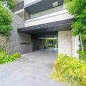 ソライエシティ　ザ・パーク 豊かな植栽に囲まれた、落ち着きのあるエントランス。