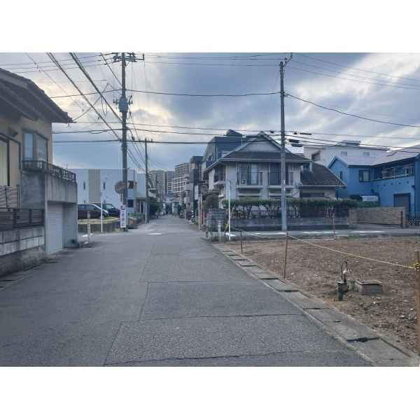 川崎市高津区久地１丁目 南西側の道路です。