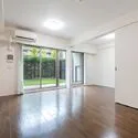 ブリリアシティ石神井公園アトラス２号棟 専用庭の豊かな緑が、住まいにさわやかな印象を与えます。