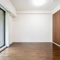 ブリリアシティ石神井公園アトラス２号棟 約５．１帖の洋室（２）からは、専用庭へ直接アクセスできます。