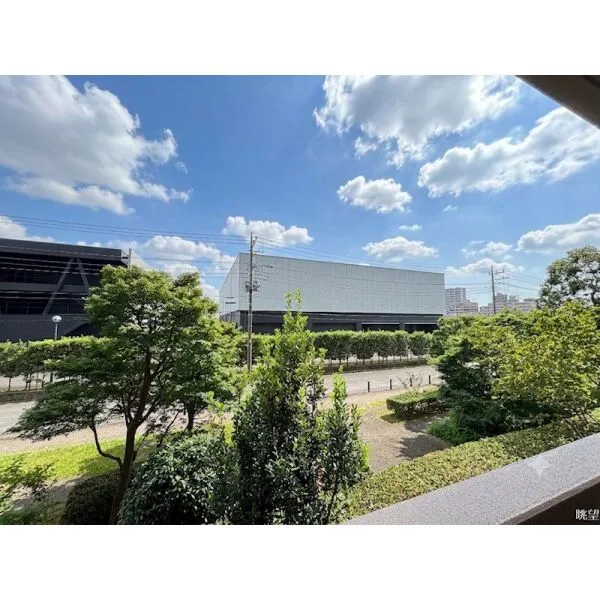 ガーデンティアラ武蔵小杉 前面の建物とは距離があり、陽当たり良好です ※この画像は一部CG加工をしています。