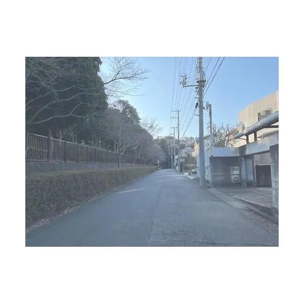 川崎市麻生区上麻生２丁目 前面道路（２０２６年３月撮影）