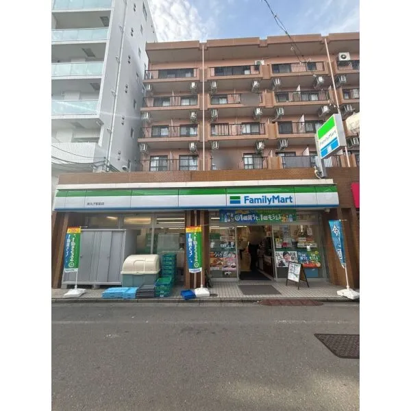 グランレーブ新丸子 ファミリーマート新丸子駅前店　徒歩約3分（コンビニ）まで約220m（徒歩3分）