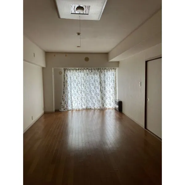 東砂三丁目ハイツ６号棟 南向きバルコニーに面した約LDK※家具・調度品は売買価格に含まれません。