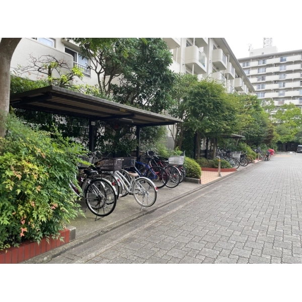 東砂三丁目ハイツ６号棟 駐輪場