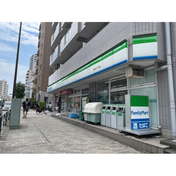 東砂三丁目ハイツ６号棟 ファミリーマート東砂三丁目店（コンビニ）まで約320m（徒歩4分）