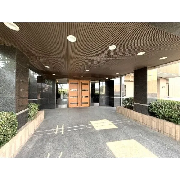 鎌倉植木ヒルステージ 落ち着いたデザインと重厚感が魅力のエントランス