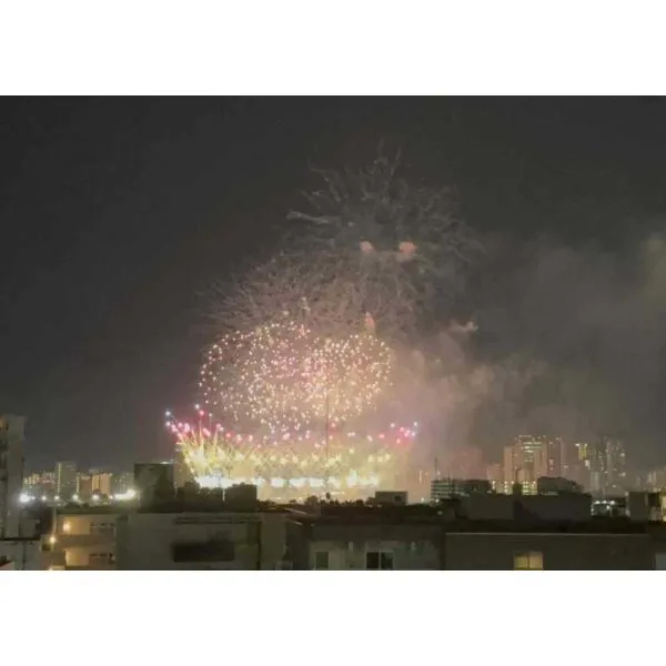 グランイーグル多摩川VI 大田区平和祈念花火：バルコニーからの花火(撮影年月：2025年08月)