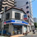 サンクタスガーデン目黒 ローソン目黒二丁目店（コンビニ）まで約60m（徒歩1分）