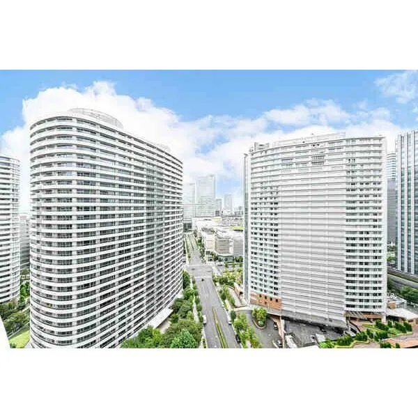 M.M.TOWERS FORESIS L棟 みなとみらいエリアの都会的な街並みを望む眺望。昼と夜で違った雰囲気の景色が楽しめそうです。