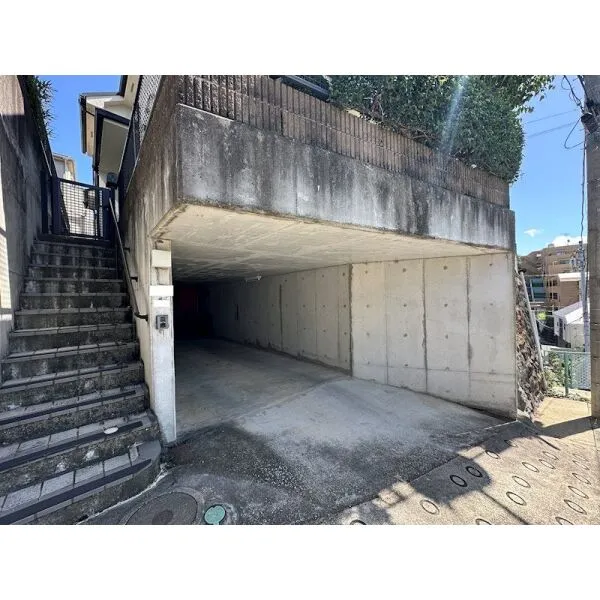 横浜市港北区綱島台 【駐車場】ビルトイン駐車場のため、雨の日なども安心して駐車できます♪