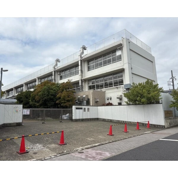 世田谷区奥沢１丁目 世田谷区立奥沢中学校（中学校）まで約200m（徒歩3分）