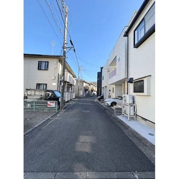 横浜市鶴見区東寺尾１丁目 【前面道路】車通りの少ない前面道路のため閑静な住宅地です