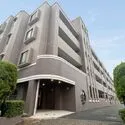 藤和シティホームズ鎌倉大船 緑鮮やかな植栽と重厚感のあるエントランス