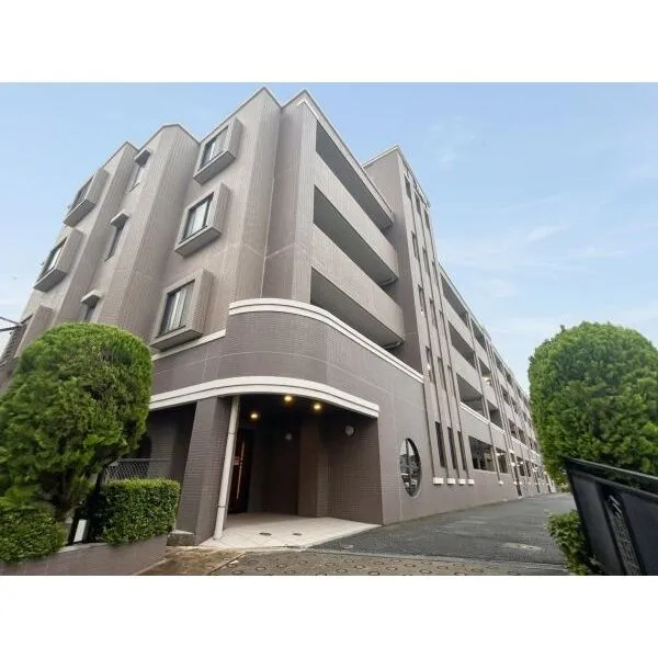 藤和シティホームズ鎌倉大船 緑鮮やかな植栽と重厚感のあるエントランス