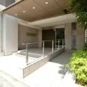 ワコーレＫＯＢＥザ・ファースト 道ゆく人からの視線を心地よく遮りつつ、住まい手や訪れる人を温かく迎え入れる奥行きのあるアプローチ空間