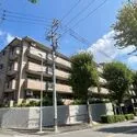 グリーンコーポ星ヶ丘南 緑豊かな街並みに調和する、重厚感ある佇まい。