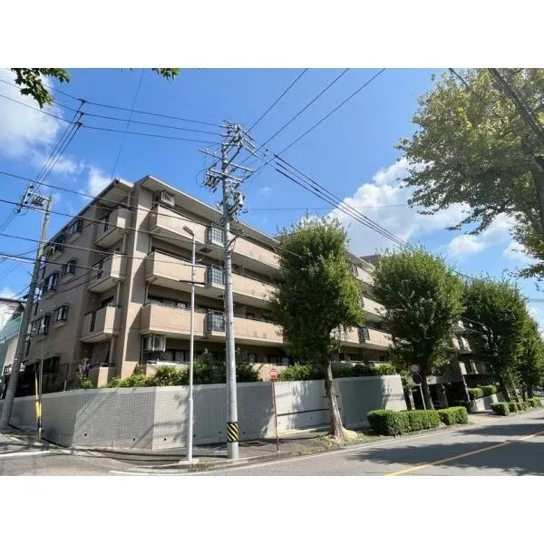 グリーンコーポ星ヶ丘南 緑豊かな街並みに調和する、重厚感ある佇まい。