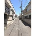川崎市幸区小倉５丁目 ＜現地写真（前面道路含む）＞　ビルトインガレージ付きの一戸建て住宅。空室につき、ご希望の日時に・・・