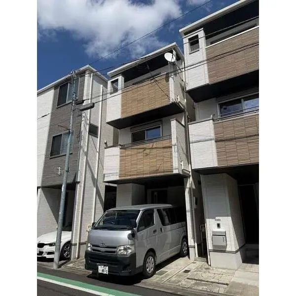 荒川区西尾久７丁目 2016年3月築、地上3階建てJR高崎線「尾久」駅徒歩5分をはじめ、3駅3路線が利用可能です。