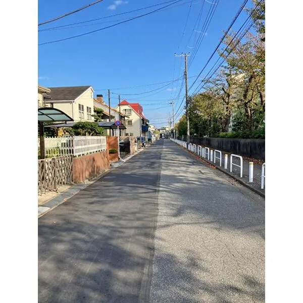 松戸市新松戸５丁目 前面道路　南西9ｍ公道に面す