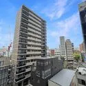 ザ・パークハウス神戸タワー 高層マンションやビルが建ち並ぶ都会的な街並み。生活利便施設が徒歩圏内の、暮らしに便利な住環境です。