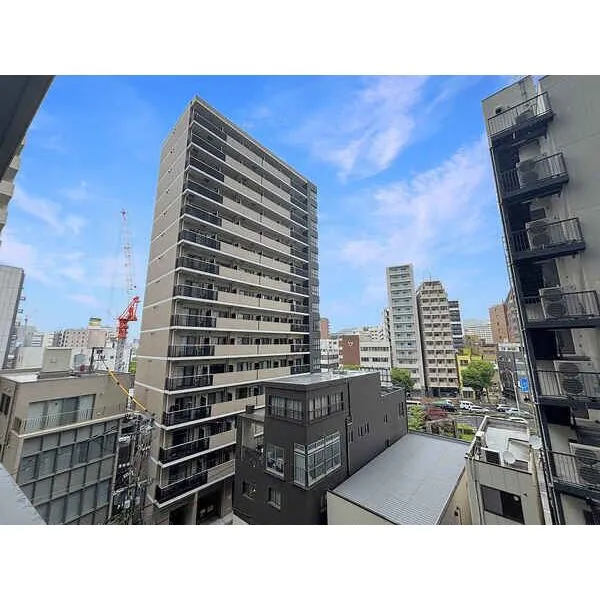 ザ・パークハウス神戸タワー 高層マンションやビルが建ち並ぶ都会的な街並み。生活利便施設が徒歩圏内の、暮らしに便利な住環境です。
