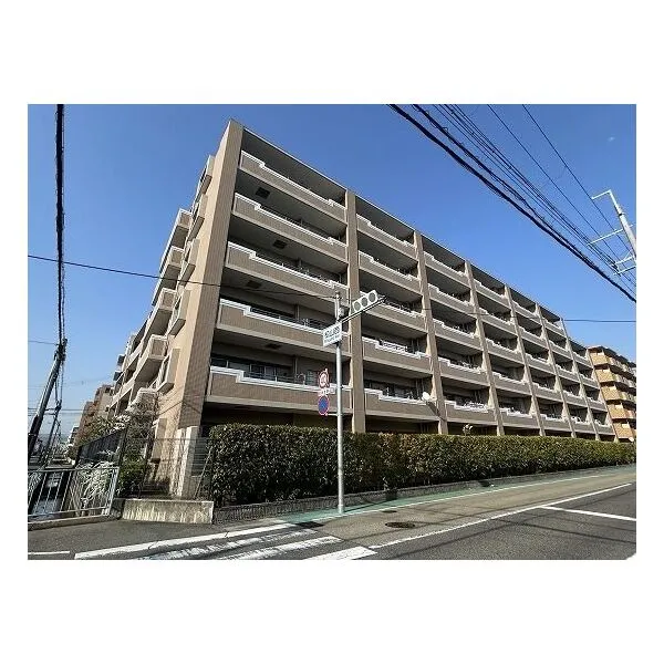 クレアーレ甲子園口 南西側から撮影したマンションの外観写真です。