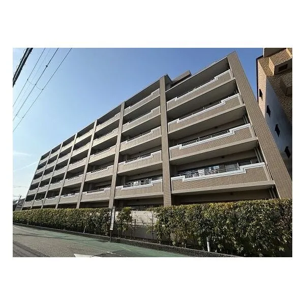 クレアーレ甲子園口 南東側から撮影したマンションの外観写真です。
