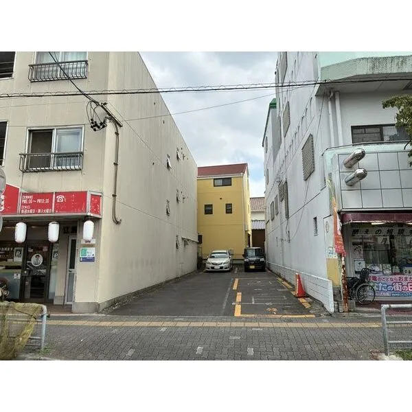 名古屋市千種区古出来３丁目 歩道に乗入口有ります。