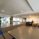 東京ガーデンフォーラム ガラス張りで敷地と一体感のあるロビー