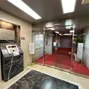 ブロードウェイ 居住者を迎える、落ち着いた雰囲気のエントランス